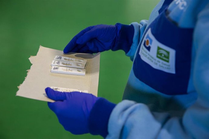 Sanitarios en la prueba de test antígenos 