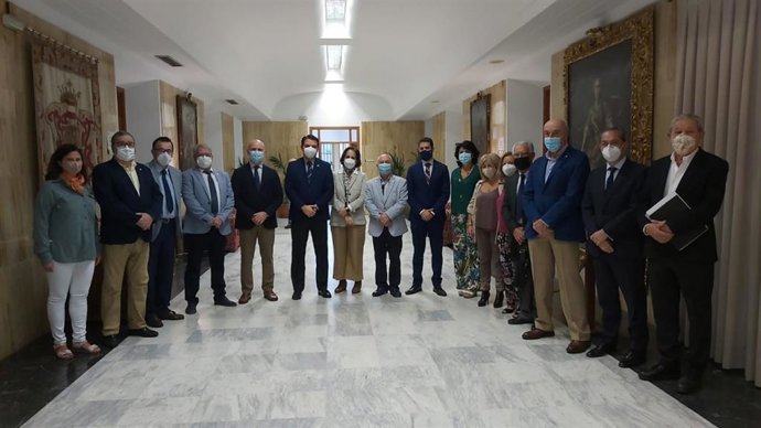 El alcalde de Córdoba, José María Bellido, y la presidenta del Imdeec y delegada de Reactivación Económica e Innovación, Blanca Torrent, con representantes de colegios profesionales.