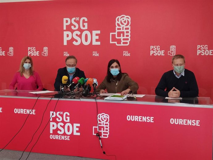 Los diputados autonómicos Marina Ortega, Juan Carlos Francisco Rivera y Carmen Rodríguez Dacosta, junto al portavoz local del PSOE y secretario xeral de los socialistas ourensanos, Rafael Rodríguez Villarino