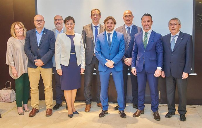 Integrantes del Comité Ejecutivo de Ashotel y miembros de sus servicios jurídicos.