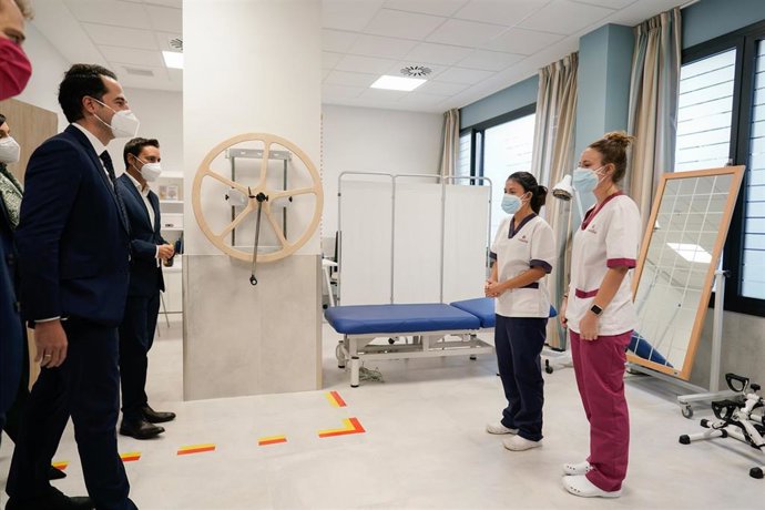 El vicepresidente y portavoz regional, Ignacio Aguado, junto a Javier Luengo, visita a la primera residencia de cuidados Covid para mayores de 60 años.