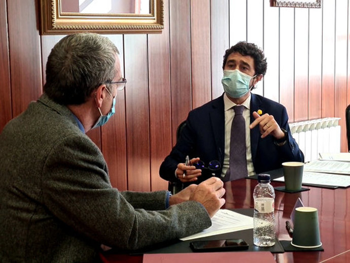 Pla mig del conseller de Territori, Dami Calvet, parlant amb el síndic d'Aran, Francés Boya, el 10 d'octubre del 2020. (horitzontal)