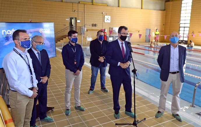 El alcalde de Murcia, José Ballesta, junto al concejal de Deportes y Salud, Felipe Coello, y Javier Bosch, CEO de Nagi Smartpool, presentó esta mañana el nuevo sistema de Piscinas Inteligentes