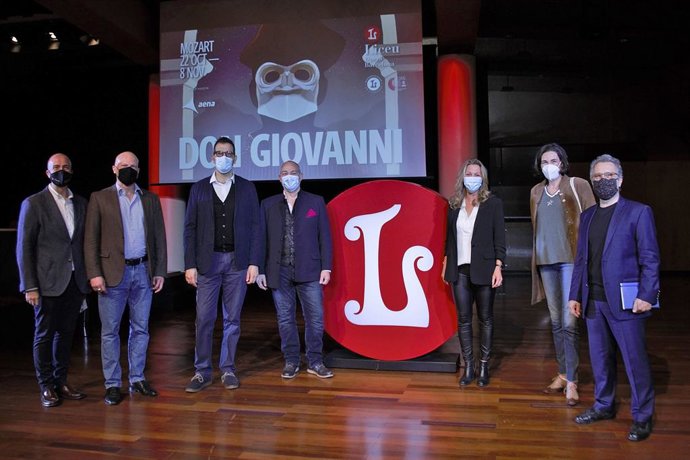 De izquierda a derecha, el director artístico del Liceu, Víctor García de Gomar; el escenógrafo repositor, Axel Weidauer; los cuatro intérpretes principales del 'Don Giovanni' --Pissaroni, Maltman, Persson y Gens-- y el director Josep Pons, este viernes.