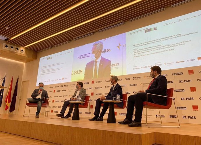 El consejero de Hacienda, Juan Bravo, junto al alcalde de Madrid, José Luis Martínez Almeida, y el consejero de Fomento de Castilla-La Mancha, Nacho Hernando, en unas jornadas de la Cadena Ser y los diarios El País y Cinco Días.