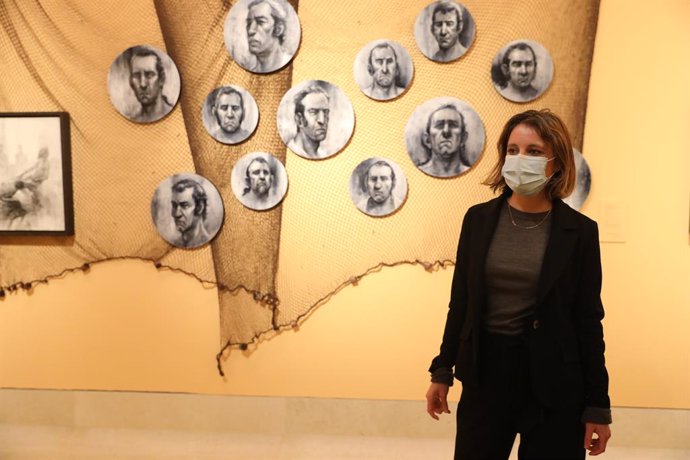 La delegada del Área de Cultura, Turismo y Deporte, Andrea Levy, durante su visita a la inauguración de la exposición Trafalgar: El viaje con Galdós, en el Museo de Historia de Madrid.