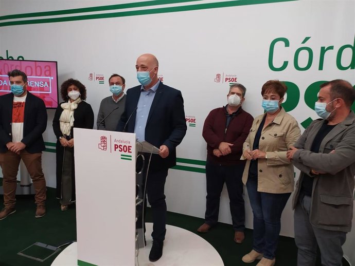 Antonio Ruiz (centro) interviene, rodeado de alcaldes socialistas.