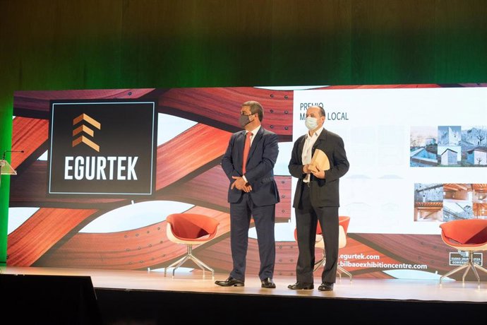 Xabier Basañez, Director General Del BEC, Y A La Derecha José Luis Franchez Apezetxea, Arquitecto Del Servicio De Patrimonio Histórico