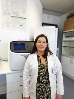 La investigadora senior de la Unidad Clínica Oncología Médica Intercentros de los hospitales universitarios Regional de Málaga y Virgen de la Victoria, y del Ibima premiada por una investigación sobre el melanoma