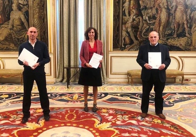 El presidente de la RFEF, Luis Rubiales, la del CSD, Irene Lozano, y el de LaLiga, Javier Tebas, tras acordar el retorno del fútbol tras la COVID-19