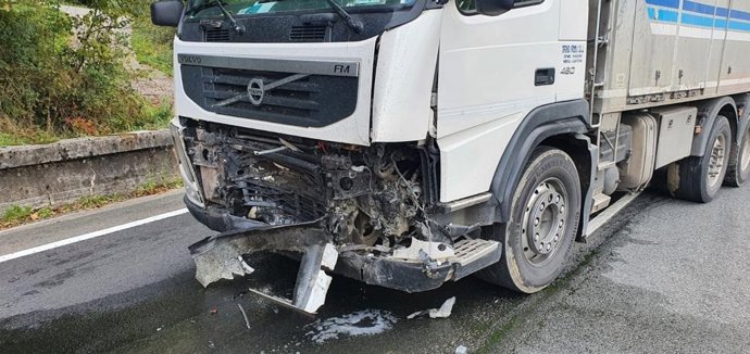 Imagen del camión que ha colisionado contra el turismo cuyo conductor ha fallecido en la N-121-B