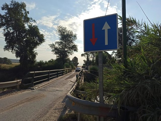 Carretera A-6000  a su paso por el río Guadalbullón