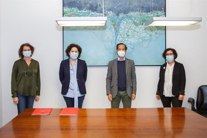 Inés Francés , directora gerente de la ANADP; Carmen Maeztu, consejera de Derechos Sociales; Manuel Arellano Armisén, presidente de COCEMFE, y Edurne Jauregui, gerente de COCEMFE