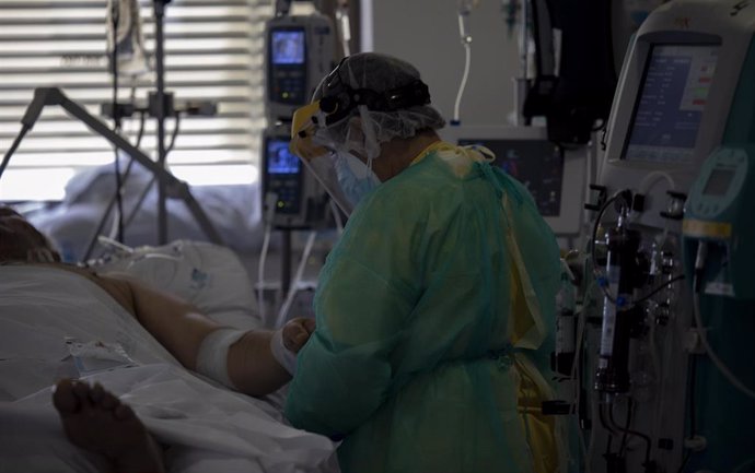 Un sanitario atiende a un paciente en la Unidad de Cuidados Intensivos (UCI) dedicada a enfermos de coronavirus del Hospital Universitario Ramón y Cajal