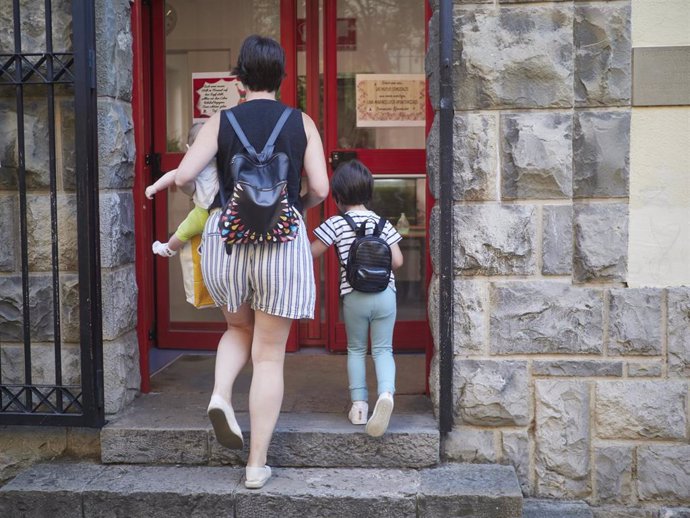 Durante el primer día de colegio del curso escolar 2020-2021, una madre entra con sus hijos al Colegio Público Víctor Pradera en Pamplona, Navarra (España), a 4 de septiembre de 2020. Desde que finalizase el pasado curso por la COVID-19, el departamento