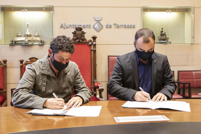 Pla mitj de l'alcalde de Terrassa, Jordi Ballart, i del president del Gremi Empresarial dHostaleria i Restauració, Xavier Gómez, signant un acord de collaboració el 16 d'octubre del 2020 (horitzontal)