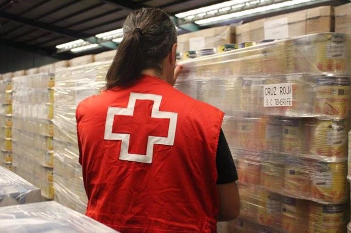 Un voluntario de Cruz Roja, en el reparto de alimentos