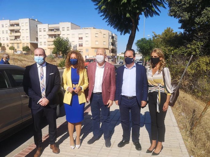 Visita de Imbroda al CEIP 'Rodríguez Almodóvar'