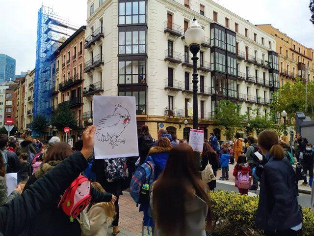 Alumnos del Colegio Cervantes realizan un canto colectivo para pedir que no se derribe la BAM