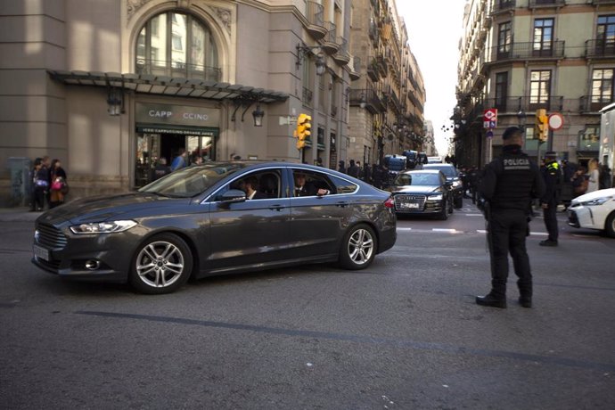 El coche oficial del presidente del Gobierno, Pedro Sánchez, escoltado por otros dos coches 