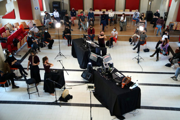 Pla general de l'espectacle 'Acte de fe' a la sala d'actes de l'institut Lluís de Peguera de Manresa. Imatge del 16 d'octubre del 2020. (Horitzontal)