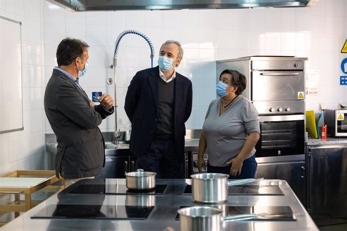 El alcalde de Zaragoza, Jorge Azcón, y el consejero municipal de Acción Social y Familia del Ayuntamiento de Zaragoza, Ángel Lorén, visitan un taller de cocina del Plan Social de Primera Oportunidad