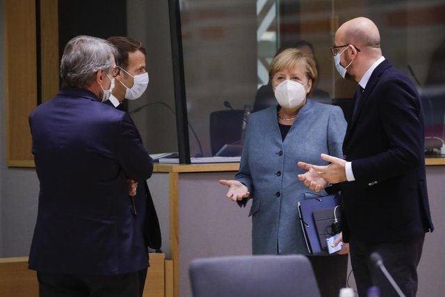 Emmanuel Macron, Angela Merkel i Charles Michel.