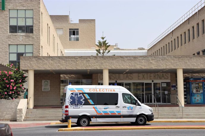 Fachada del Hospital Juan Ramón Jiménez en una imagen de archivo.