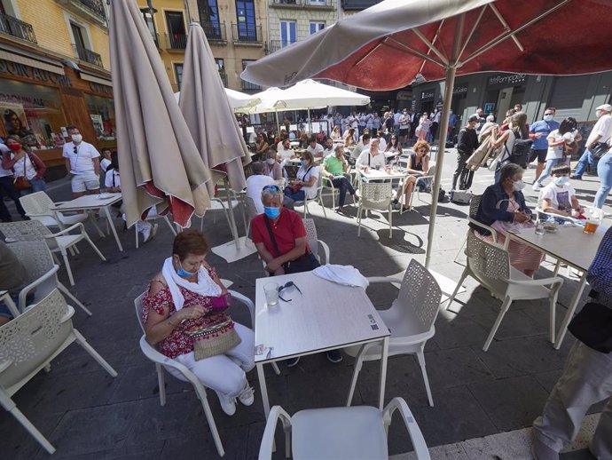 Varias personas almuerzan en las inmediaciones de la Plaza del Consistorio en el momento en el que de celebrarse los Sanfermines 2020 hubiera tenido lugar el famoso chupinazo, en Pamplona, Navarra (España), a 5 de julio de 2020.