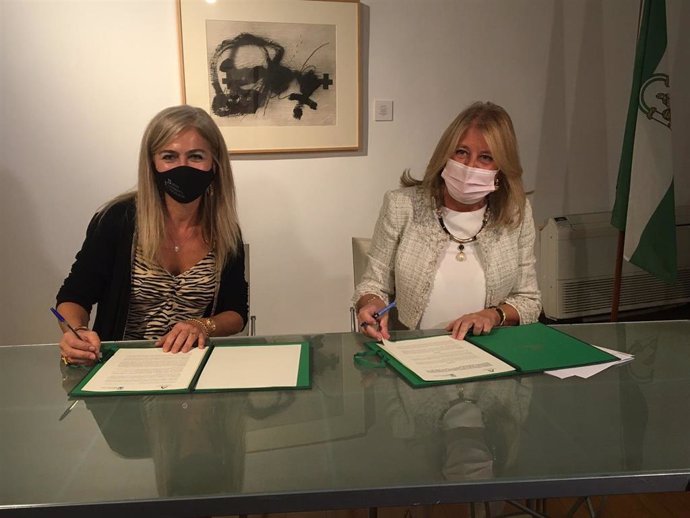 La consejera de Cultura y Patrimonio Histórico de la Junta de Andalucía, Patricia del Pozo, y la alcaldesa de Marbella (Málaga), Ángeles Muñoz, firman un acuerdo de colaboración