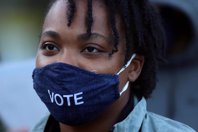 Imagen de archivo de una electora que ha acudido a votar de forma anticipada en EEUU. 