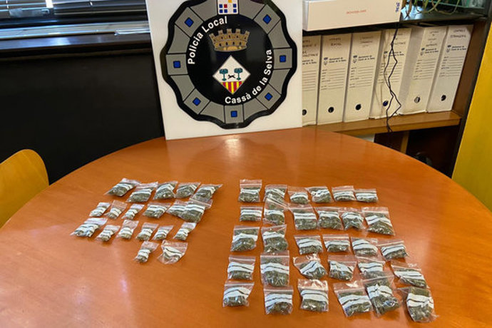 Pla general de les bosses de marihuana que han trobat a l'interior d'un vehicle a Cass de la Selva el 16 d'octubre de 2020 (Horitzontal)