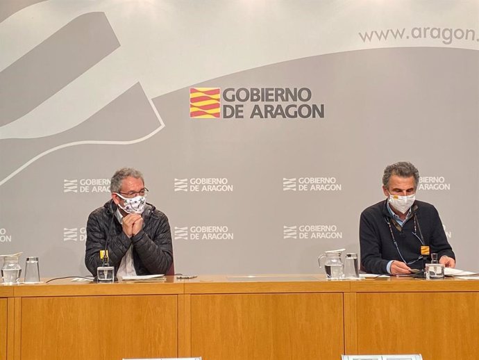 El director general de Asistencia Sanitaria del Gobierno de Aragón, José María Abad, y el director general de Salud Pública, Francisco Javier Falo.