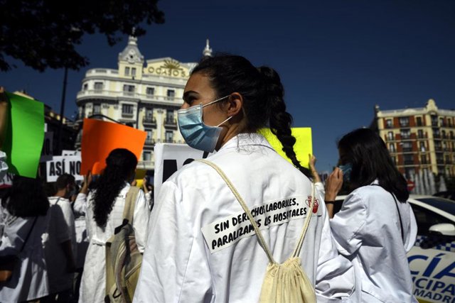 Una sanitaria lleva una bata en la que se lee 'Sin derechos laborables paralizamos los hospitales', durante una manifestación en la que cerca de un millar de médicos internos residentes (MIR) de la Comunidad de Madrid se concentran en su primera jornada d