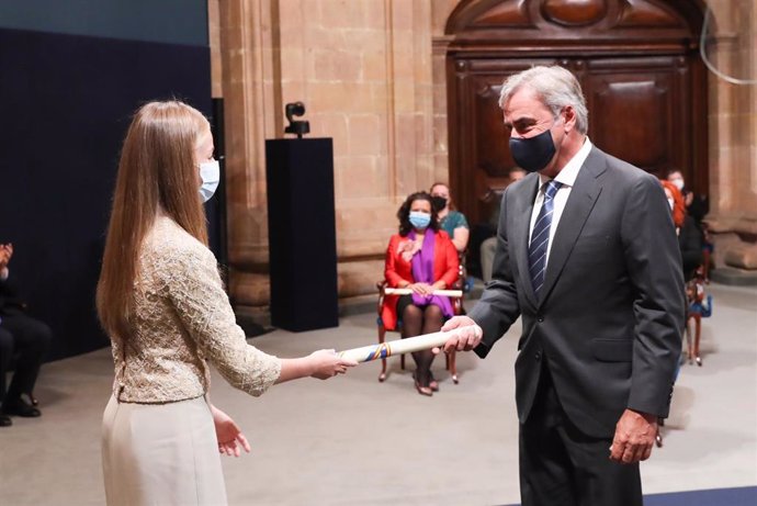Carlos Sainz recoge el Premio Princesa de Asturias de los Deportes de manos de la Princesa de Asturias