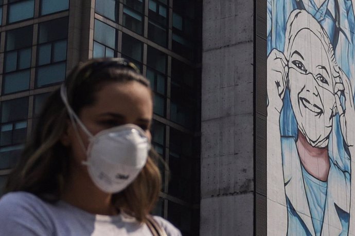 Una mujer con mascarilla en Sao Paulo, Brasil. 