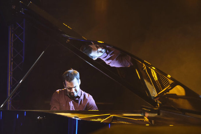 El pianista Xavi Torres durant el concert inaugural de la 22a edició de lAlhambra Festival Jazz Vic, el 16 d'octubre del 2020. Pla general. (Horitzontal)
