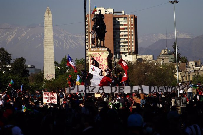 Chile.- Manifestantes pintan de rojo la estatua del general Baquedano de Plaza I