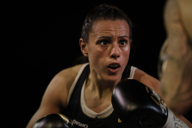 La boxeadora Joana Pastrana disputa la final del Campeonato de Europa de Boxeo del peso mínimo en la Plaza de Toros (Moralzarzal), Madrid (España), a 16 de octubre de 2020.