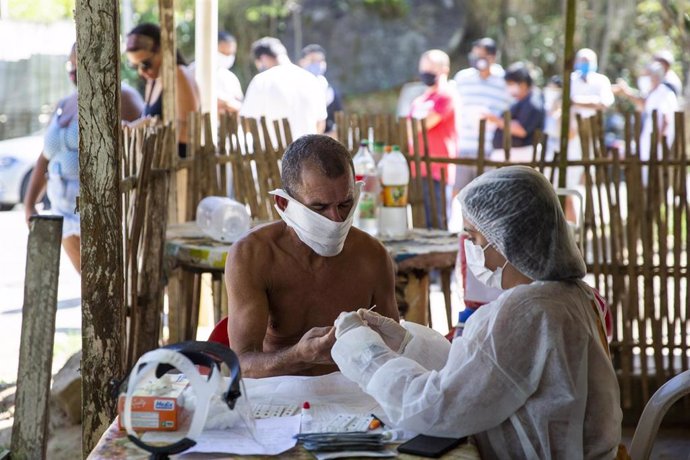 Un hombre se hace una prueba de detección rápida de coronavirus en las afueras de Río de Janeiro  