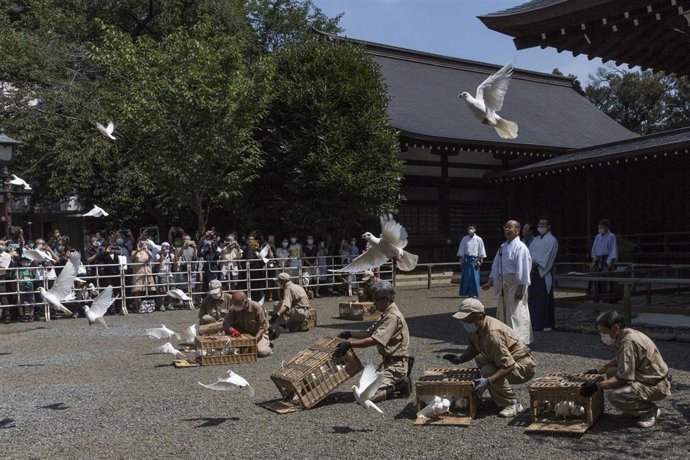 Suelta de palomas en el santuario de Yasukuni durante los actos del 75 aniversario de la rendición de Japón en la Segunda Guerra Mundial.