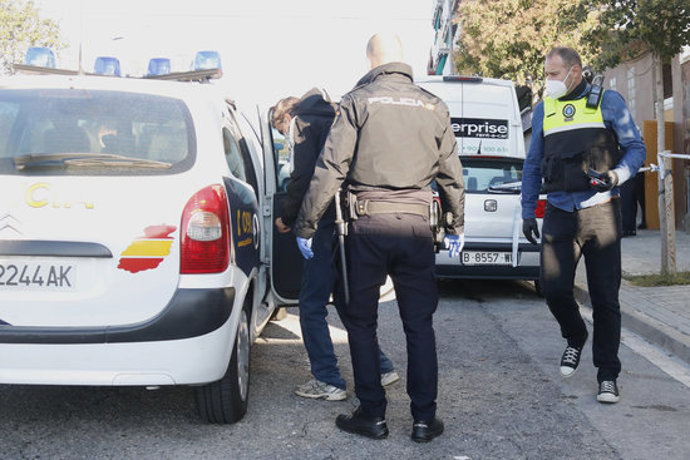 La Policia Nacional s'emporta un home després del desallotjament d'un bloc ocupat a Mataró, el 16 d'octubre de 2020 (horitzontal)