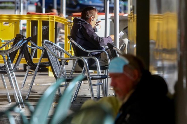 Hombre sentado en una terraza 