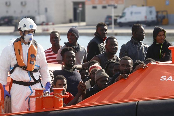 Personas migrantes rescatadas de una patera.