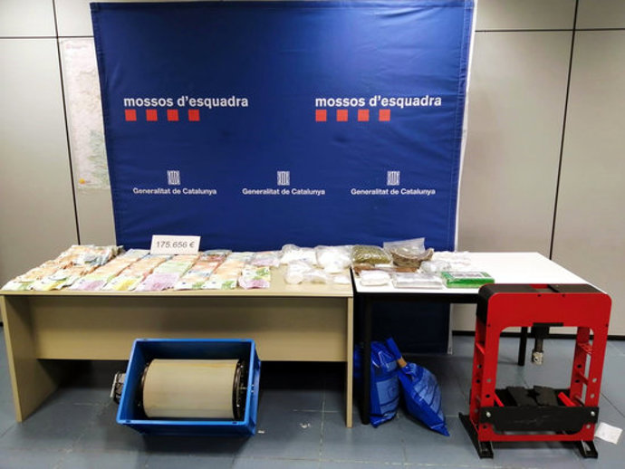 Tota la droga decomissada i els prop de 180.000 euros al grup criminal familiar dedicat a proveir cocana a la Catalunya Central (Horitzontal).