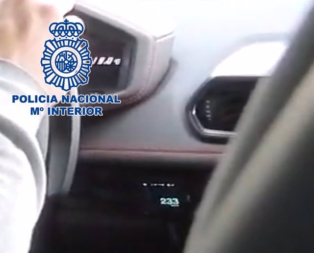 Detenido un 'youtuber' por grabarse conduciendo a 233 kilómetros por hora en la M-45