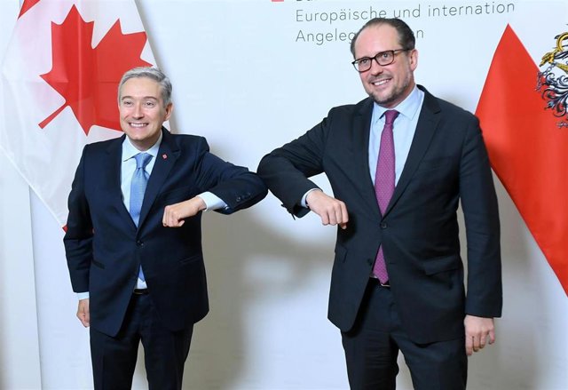 El ministro de Exteriores austriaco, Alexander Schallenberg, a la derecha