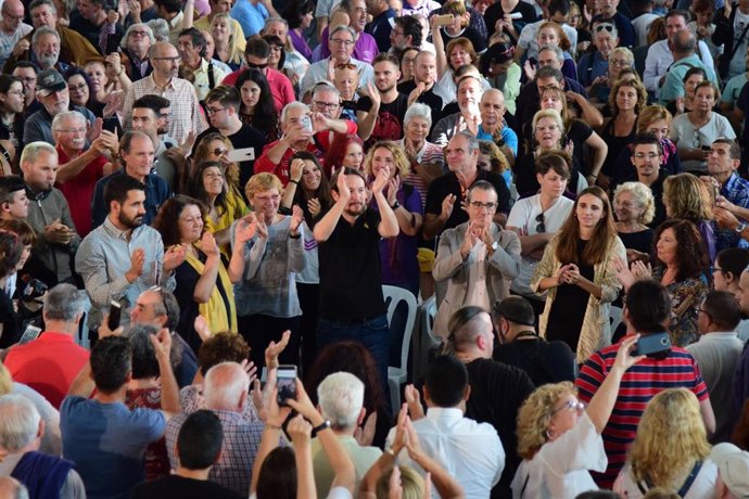 El secretario general de Podemos, Pablo Iglesias, junto a miembros de la formación en Baleares, en una imagen de archivo.