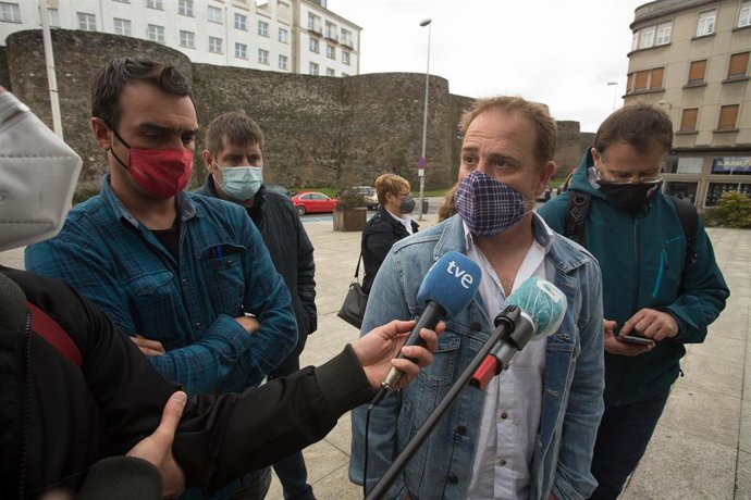 El presidente del comité de empresa de la planta de Alcoa en San Cibrao, José Antonio Zan (d), atiende a los medios, en Lugo, Galicia (España) a 15 de octubre de 2020. 