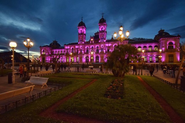 Ayuntamiento donostiarra iluminado de rosa.